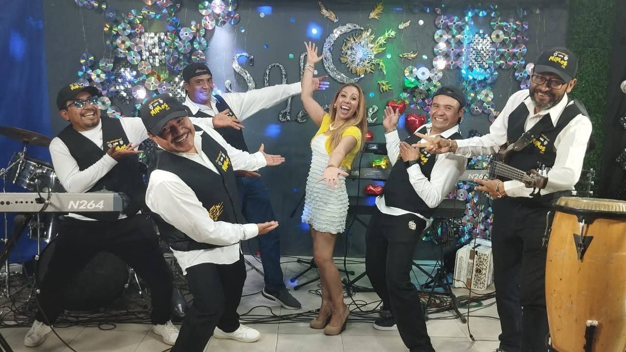 Grupo musical en Sol de noche